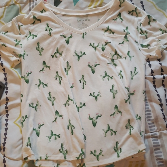 ♡SOLD♡Two T-Shirts - Picture 2 of 6